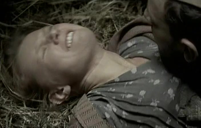 Солдат во время войны насилует малолетнюю девочку на сеновале - постельные сцены и кадры из фильма Штрафбат | Секс-Кадр
