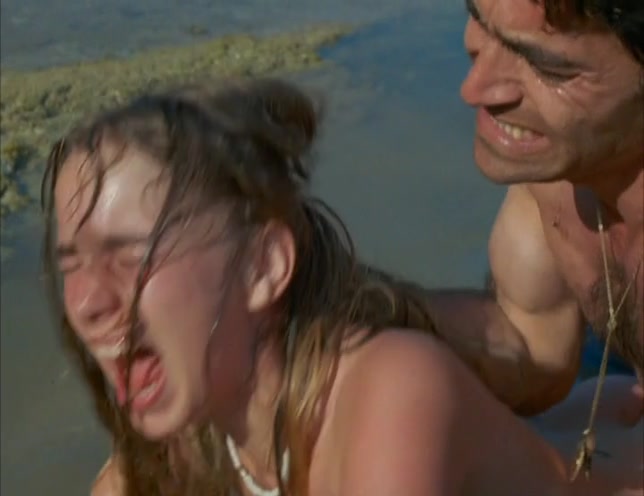 Насильник жестко трахает 13-летнюю девчонку на пляже - постельные сцены и кадры из фильма Эммануэль: Королева страсти | Секс-Кадр
