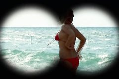 Голая славянская девушка позирует на берегу моря